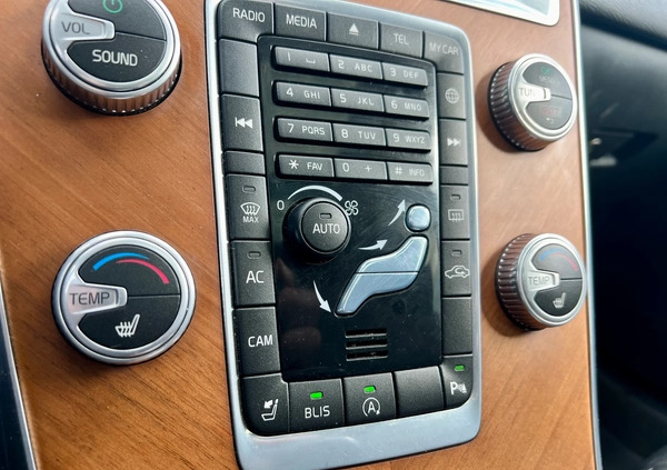 Volvo XC 60 cena 89900 przebieg: 113169, rok produkcji 2017 z Żychlin małe 326